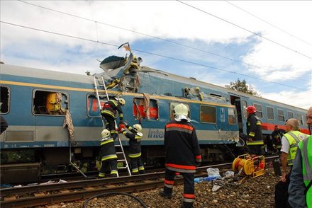 A monorierdei vonatbaleset áldozataiért